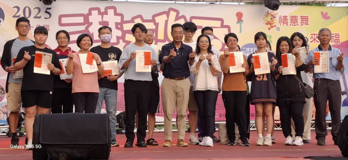 ▲矽品精密攜手二林鎮公所舉辦優秀學子獎學金頒發典禮合照。