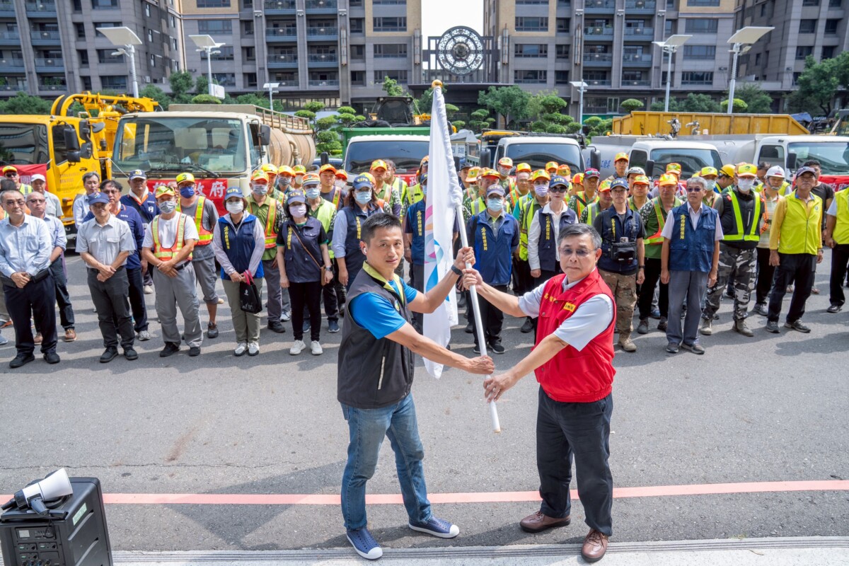 ▲副秘書長王啓川授旗出征!高雄災後支援隊挺進花蓮助重建。
