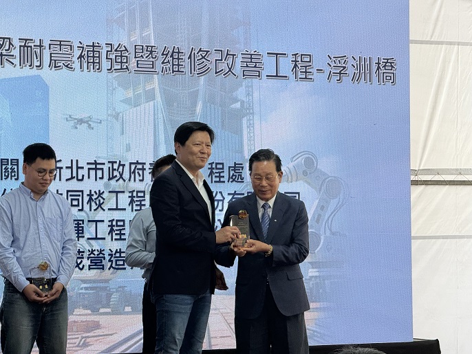 ▲財團法人雲林縣同鄉文教基金會董事長譚量吉(右)榮獲「優良公共工程」特優獎,由新北市副市長朱惕之(左)頒獎合照。(譚量吉提供)