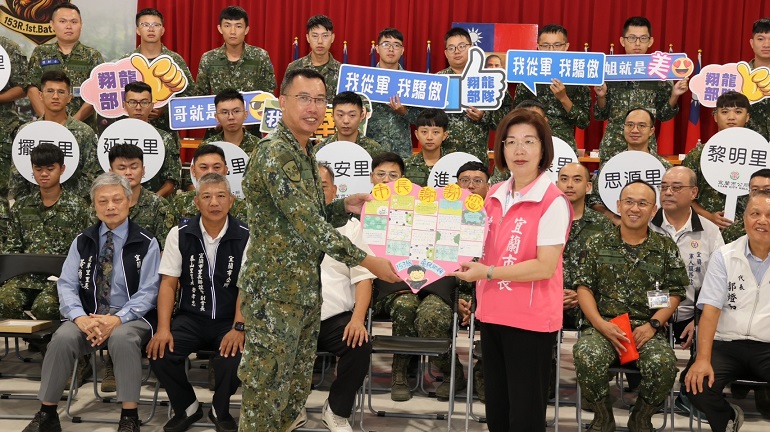 ▲陸軍153旅長陳品全(左)感謝陳美玲市長前來慰問。