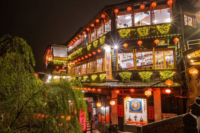 限量紀念帽加碼送 台灣好行九份金瓜石線、木柵平溪線暢遊套票開賣 2 《圖說》搭乘965好行公車可到九份老街上的茶館喫茶,感受山城夜景的浪漫。〈觀旅局提供〉