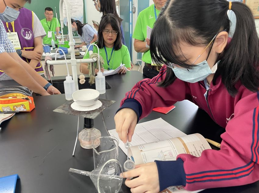 開啟跨領域創新視野 全國自然科學研討會師新北 3 《圖說》研討會進行說課、觀課與議課活動,圖為化學科課程活動。〈教育局提供〉