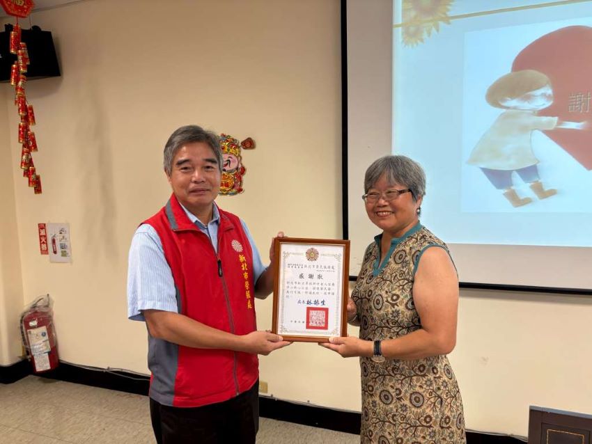 強化服務榮民眷 新北榮服處中秋關懷送暖 2 《圖說》林振生處長(左)頒贈感謝狀予中心王主任(右),感謝其對榮民眷住民的關懷與照顧。〈新北榮服處提供〉
