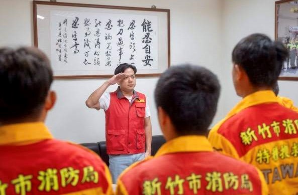 竹市特搜隊平安返竹 邱臣遠親迎救災英雄致上最敬禮 2 114093021