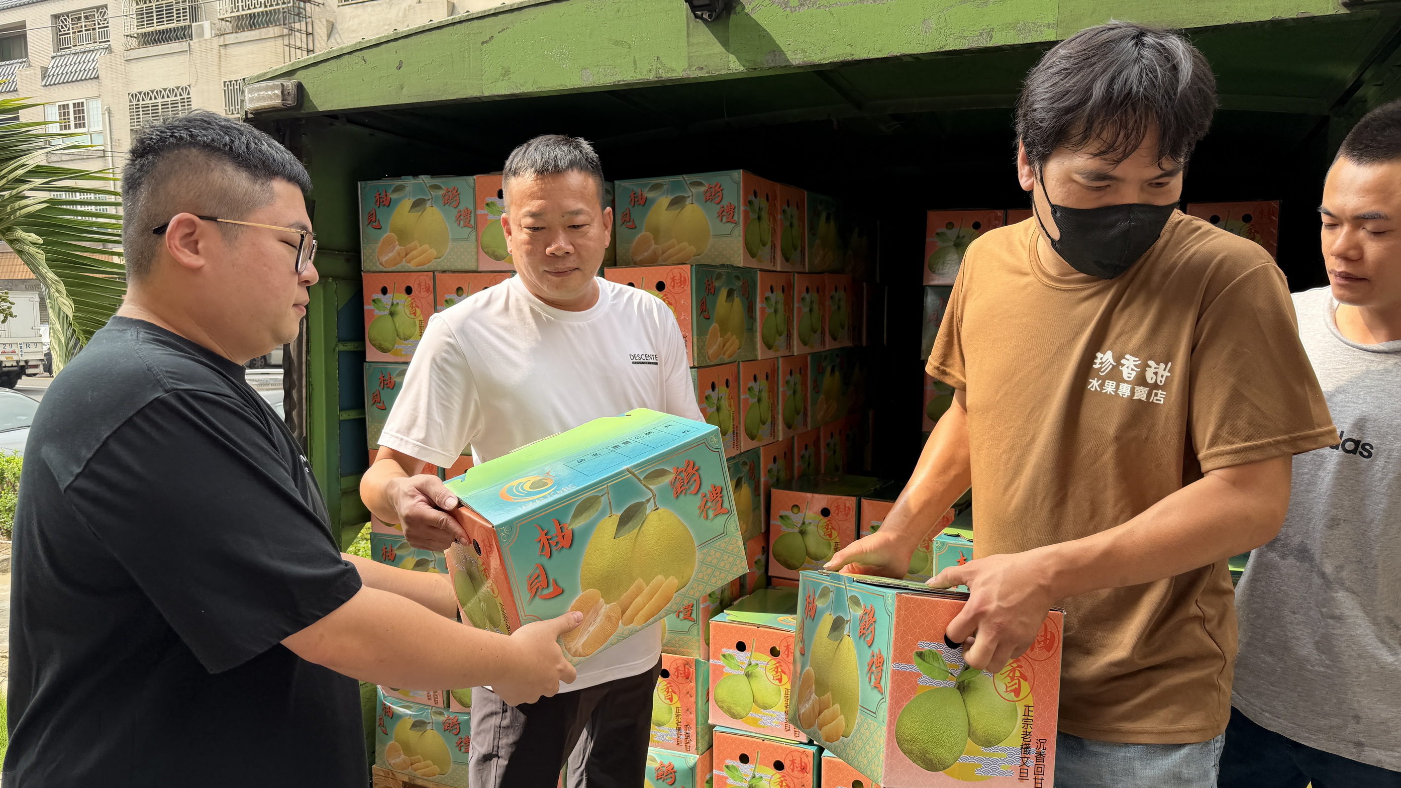 (有影片)/「柚」見幸福!直播主霸氣捐8千台斤柚子 助家扶童過中秋 - https://www.watchmedia01.com