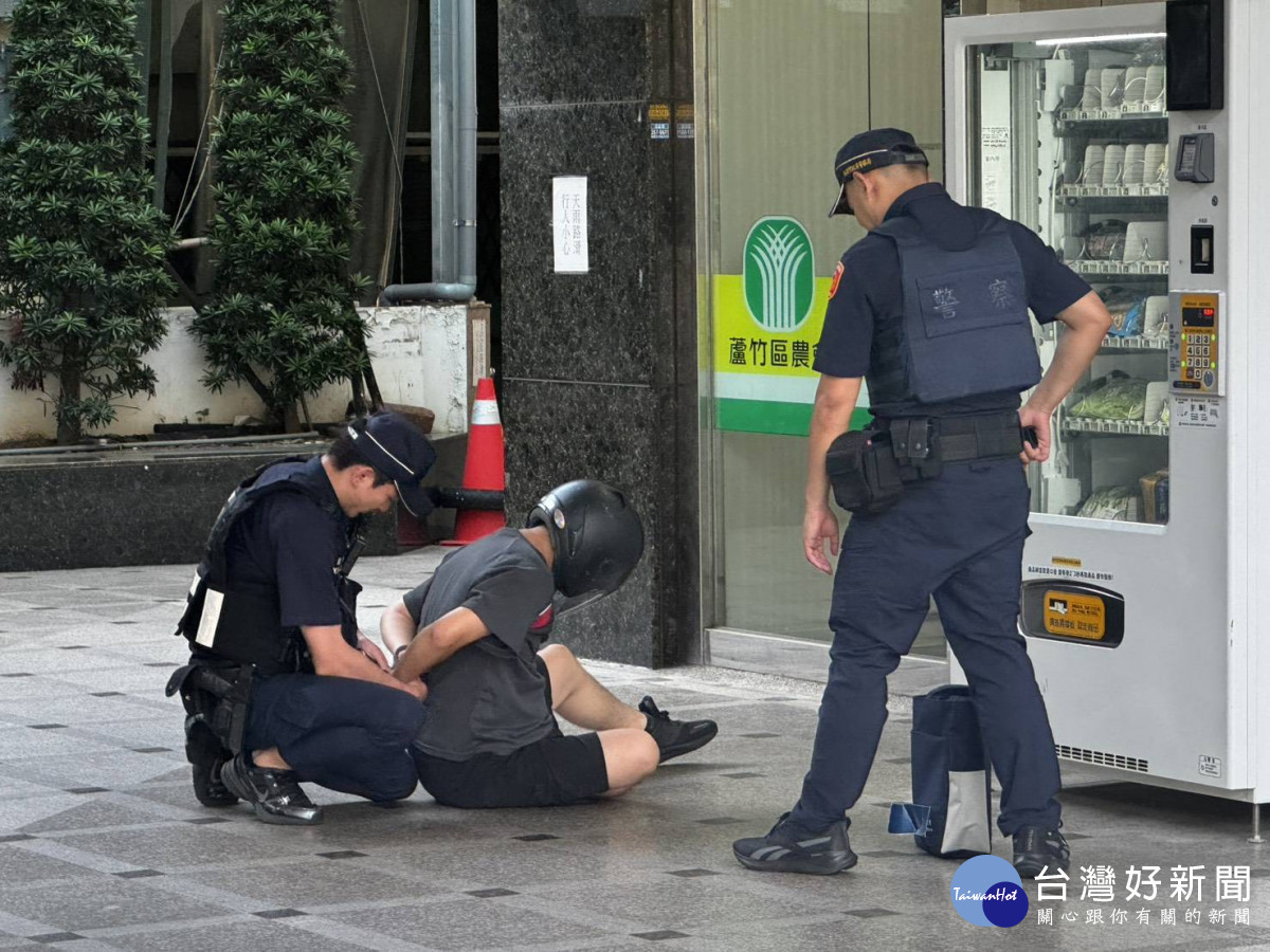 蘆竹警農會攜手防搶演練。