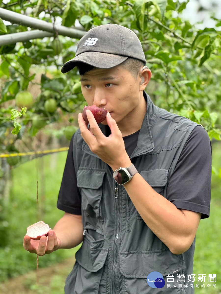 暨大陳俞安同學專研於百香果種植,期望讓更多人理解社會性農場的價值。(暨大提供)