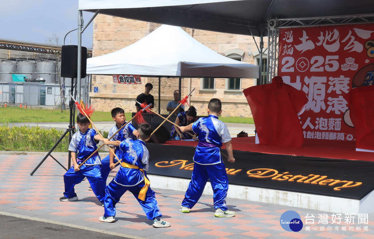 爽文國小學童表演武術。(記者扶小萍攝)
