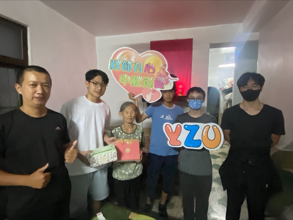 致贈中秋節月餅,表關懷之情,讓長者感受滿滿過節氣氛