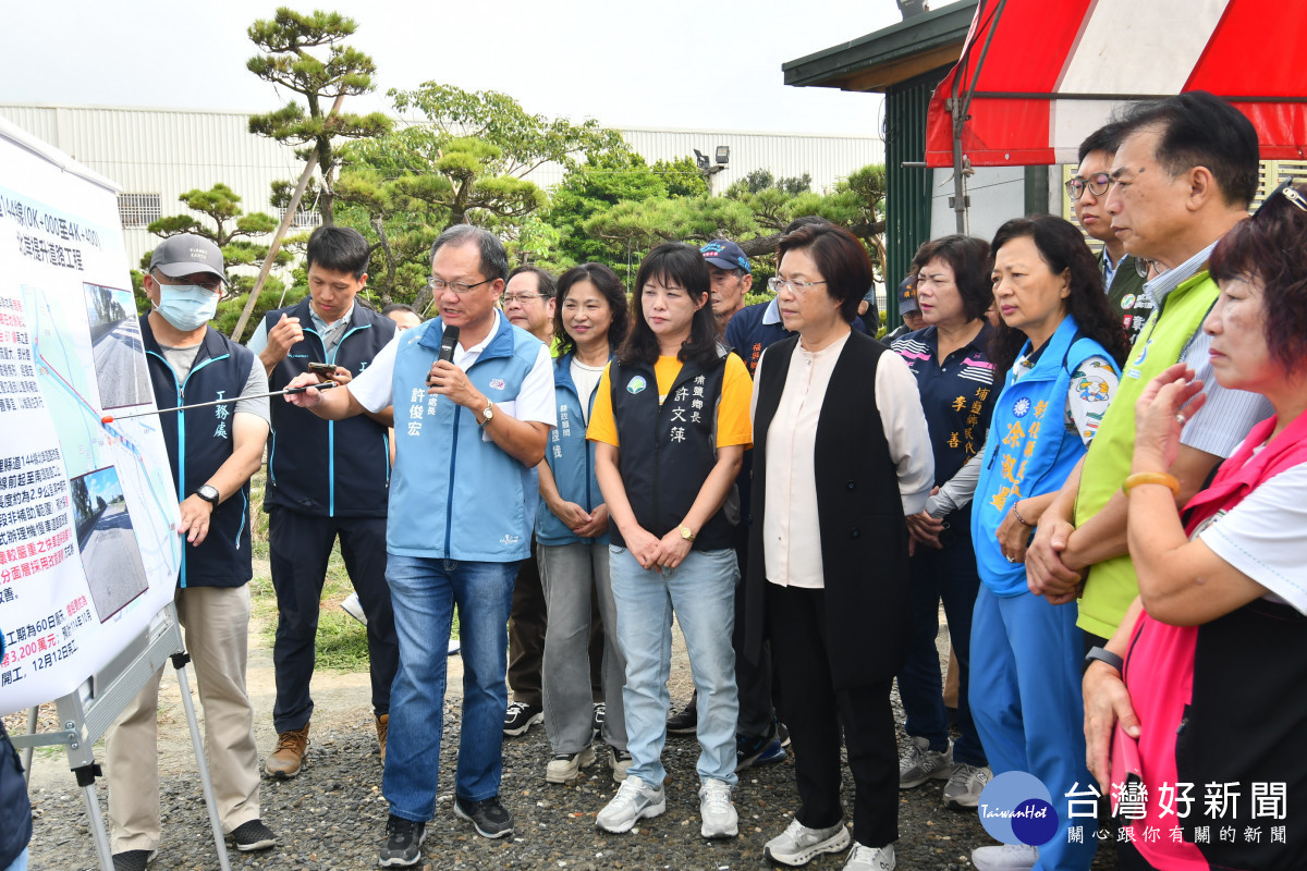 彰化縣長王惠美帶領民意代表前往視察縣道144線員大排平面道路改善工程,現場聽取簡報。圖/彰化縣政府提供