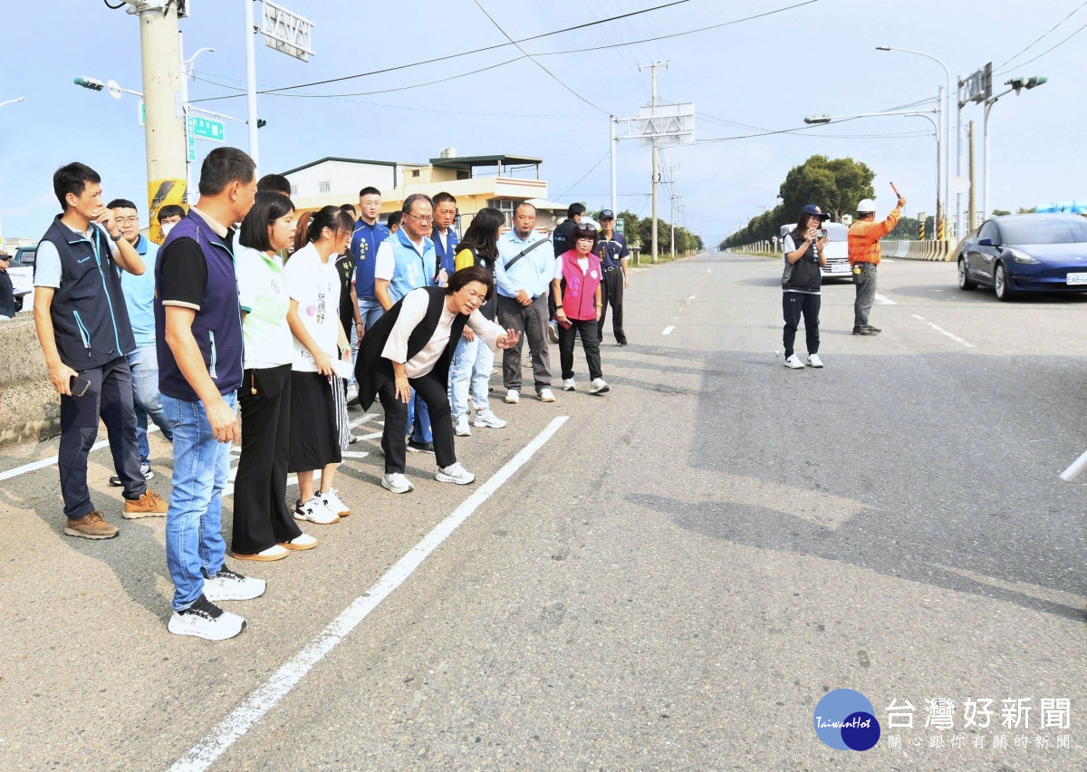 彰化縣長王惠美帶領民意代表前往視察縣道144線員大排平面道路改善工程報。圖/彰化縣政府提供