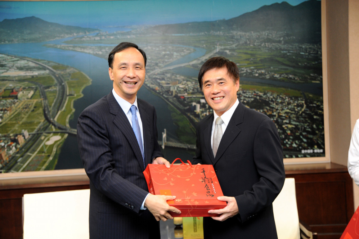 時任新北市長朱立倫拜會時任台北市長郝龍斌（圖／資料照／101-10-31）