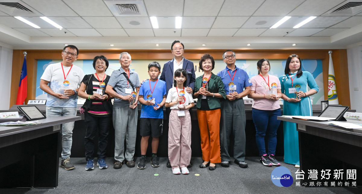 桃園市長張善政主持市政會議，頒發「114年孝行獎孝行楷大合照。