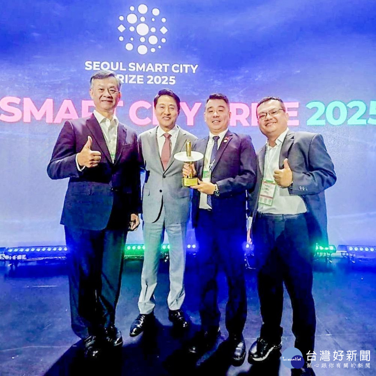 桃園市代表副秘書長金志聿(右二)於首爾智慧城市大獎(Seoul Smart City Prize 2025)頒獎典禮與首爾市長(左二)合影。