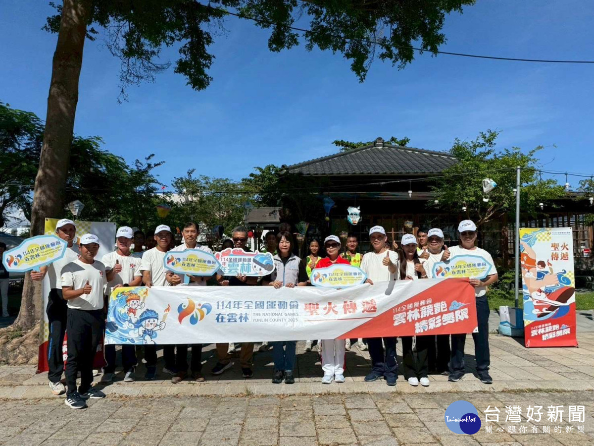 114全國運動會聖火傳遞至台東縣,由台東縣教育處長蔡美瑤與雲林縣行政處長周銘𤧞共同迎接/翻攝照片