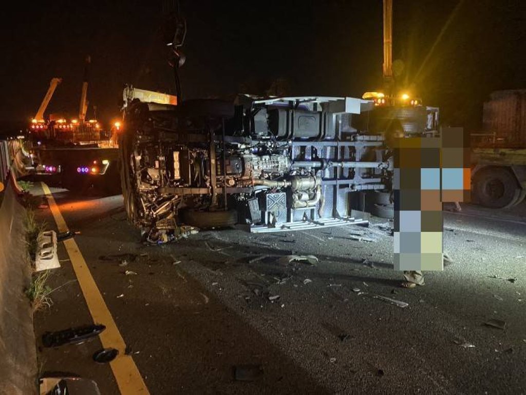 國道1號彰化路段重大車禍一度全線封閉! 3車相撞兩車翻覆釀3人受傷