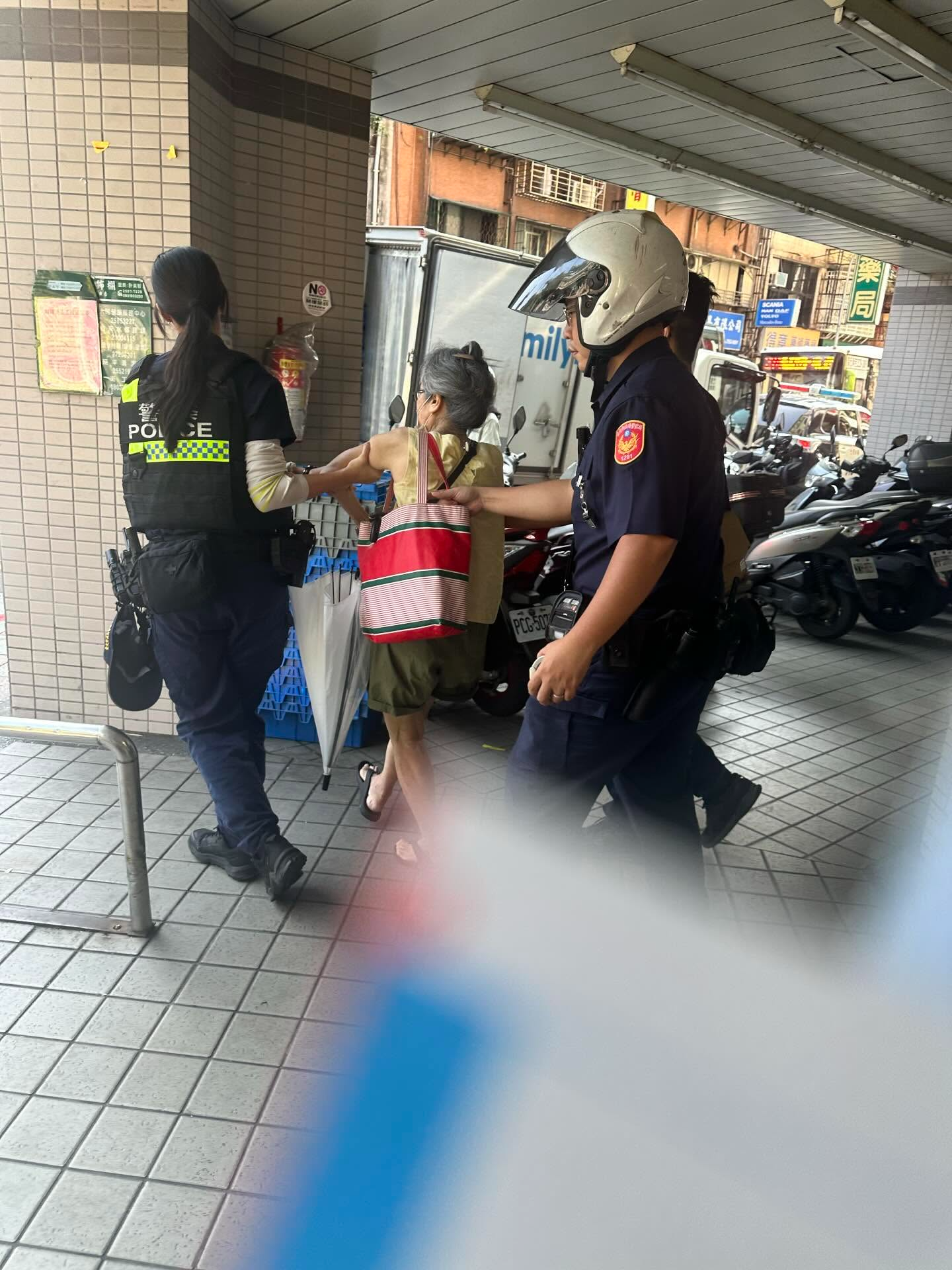 曾婦情緒激動,不斷反抗並大喊「不是我」、「這是假的」、「救命啊」,因此讓旁人誤以為她在超商鬧事。