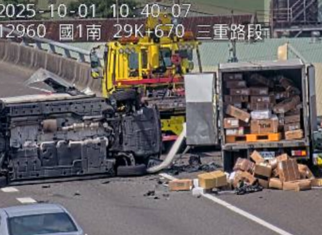 國道1號兩車相撞民間救護車側翻! 3人受傷送醫