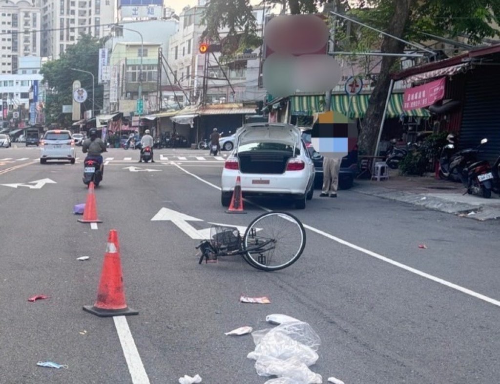 快訊/高雄死亡車禍!8旬翁「高雄式左轉」遭擊落不治