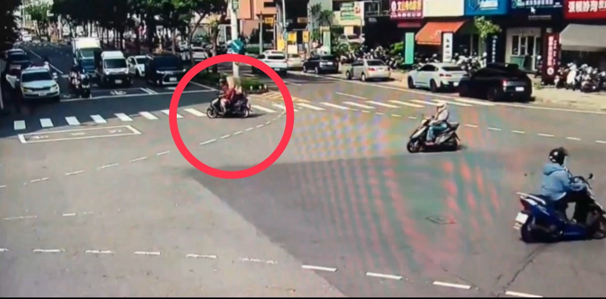 高雄澄清路上,機車後座乘客沒戴安全帽,竟以紙袋充當。