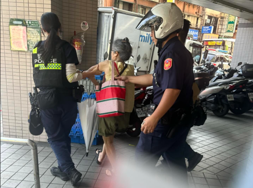 又是她！北捷逼讓座遭踹飛阿嬤　今在超商鬧事被警方逮捕