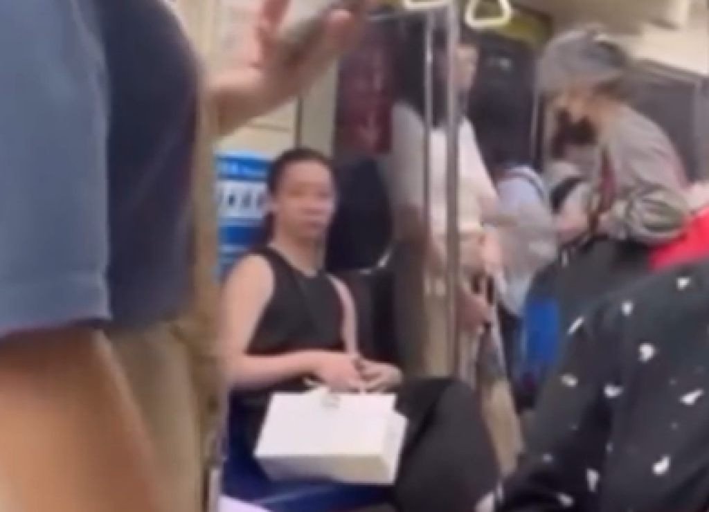 影／阿嬤逼讓捷運優先席被踹「另一角度影片瘋傳」　男出腳讓她飛去空位坐下