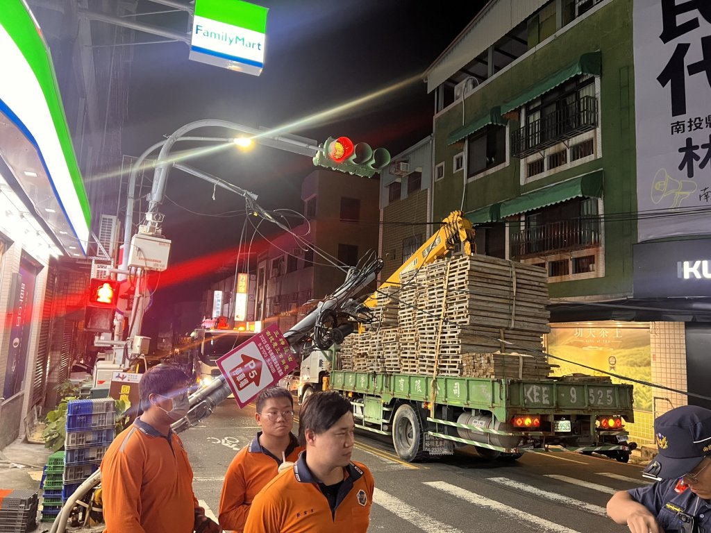 南投大貨車貨物超高勾到電線扯斷電線桿!- 警方對駕駛開罰