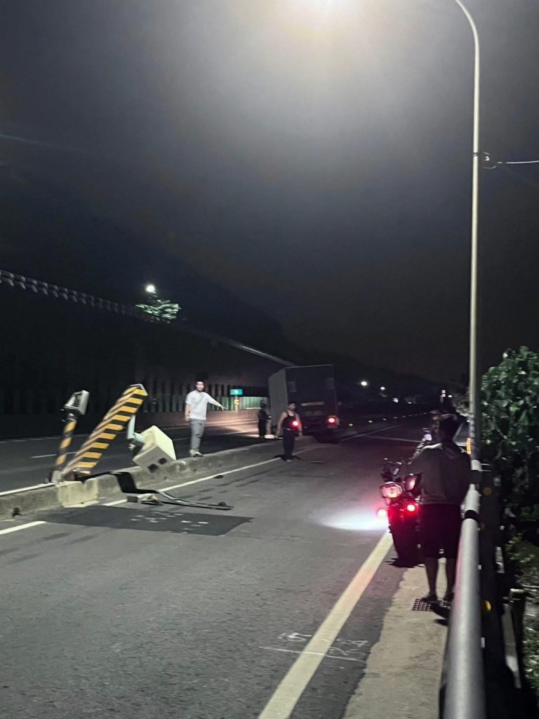 夜半一撞!貨車司機「除害」測速桿-網友暴動封"英雄"