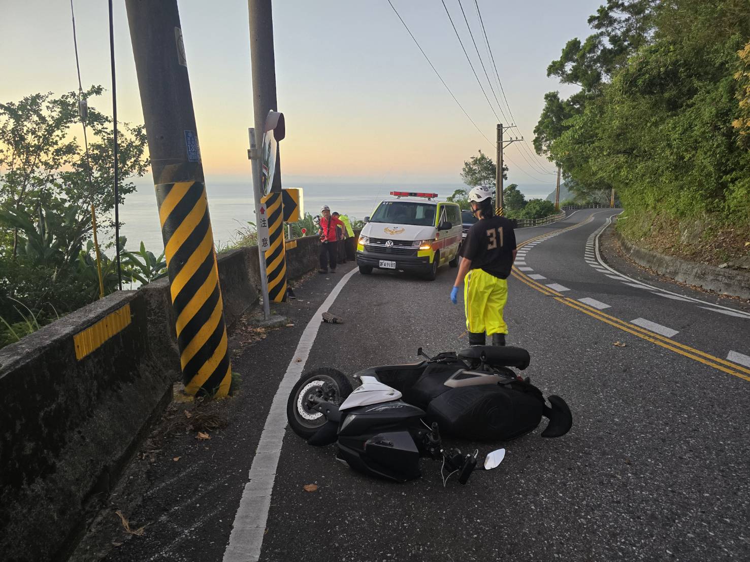 宜蘭縣南澳鄉台9丁線(舊蘇花公路),昨(30)日清晨4時許發生1起機車自撞護欄事故,現場僅留下機車不見騎士蹤影。