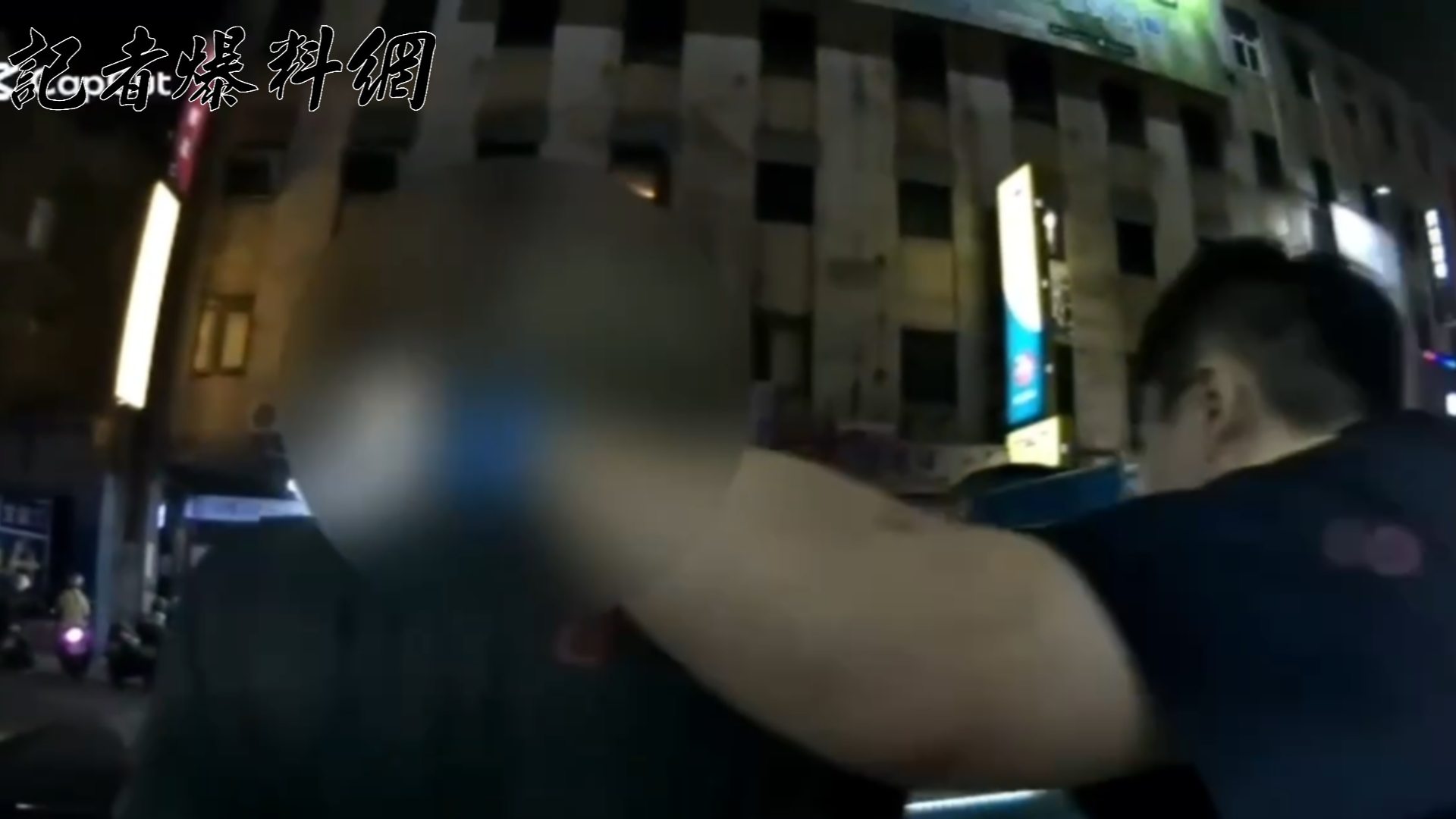 70歲梁姓老翁搭乘公車時未依規定刷卡付費,遭司機要求補刷後,竟拒絕配合並與司機發生激烈口角。警方獲報到場處理時,梁翁仍情緒激動,不願配合查驗身分,甚至出手推擠員警。