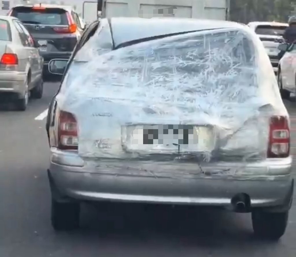 真的包膜!-嘉義事故車膠帶及保鮮膜包好繼續開-警方說話了