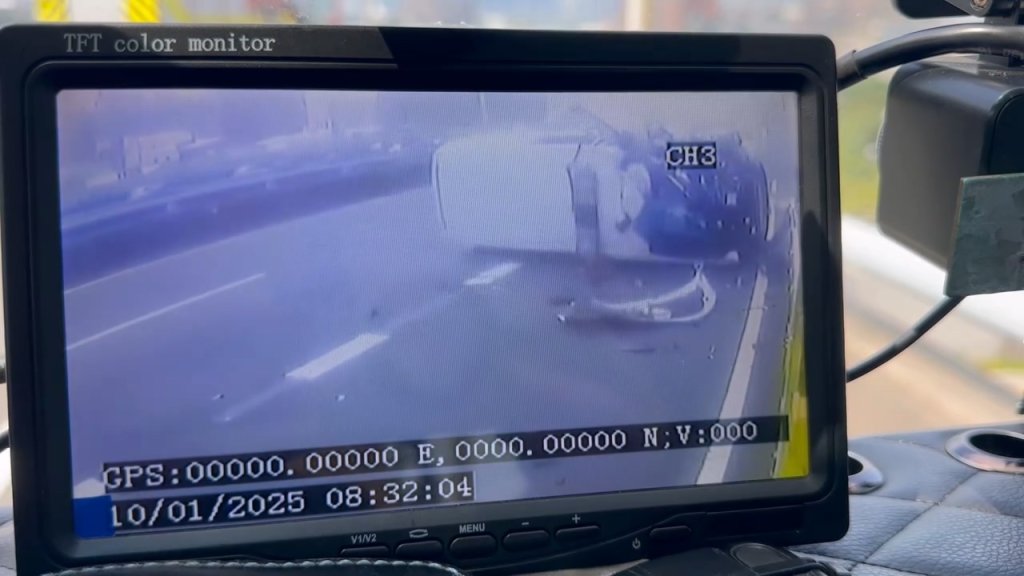 影/國道高架車禍!民間救護車追撞故障貨車翻覆 撞擊瞬間影片曝光