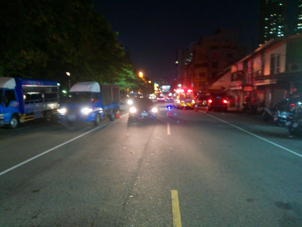 未依規定穿越馬路遭貨車撞擊 台中76歲婦人ohca送醫