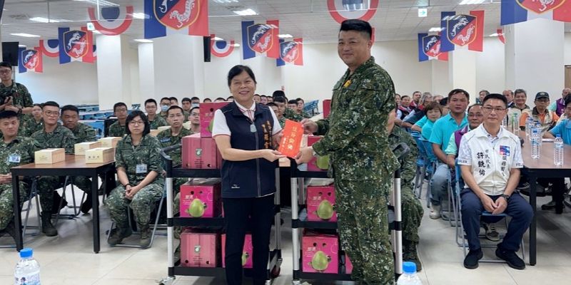 中秋佳節到來     頭份市長羅雪珠今敬軍贈加菜金