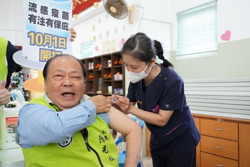 陳光復與鄉親一同接種疫苗 呼籲符合資格民眾踴躍施打「左流右新」