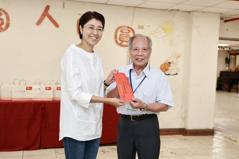 秋節前夕 許淑華縣長走訪社福機構關懷院民贈月餅禮金
