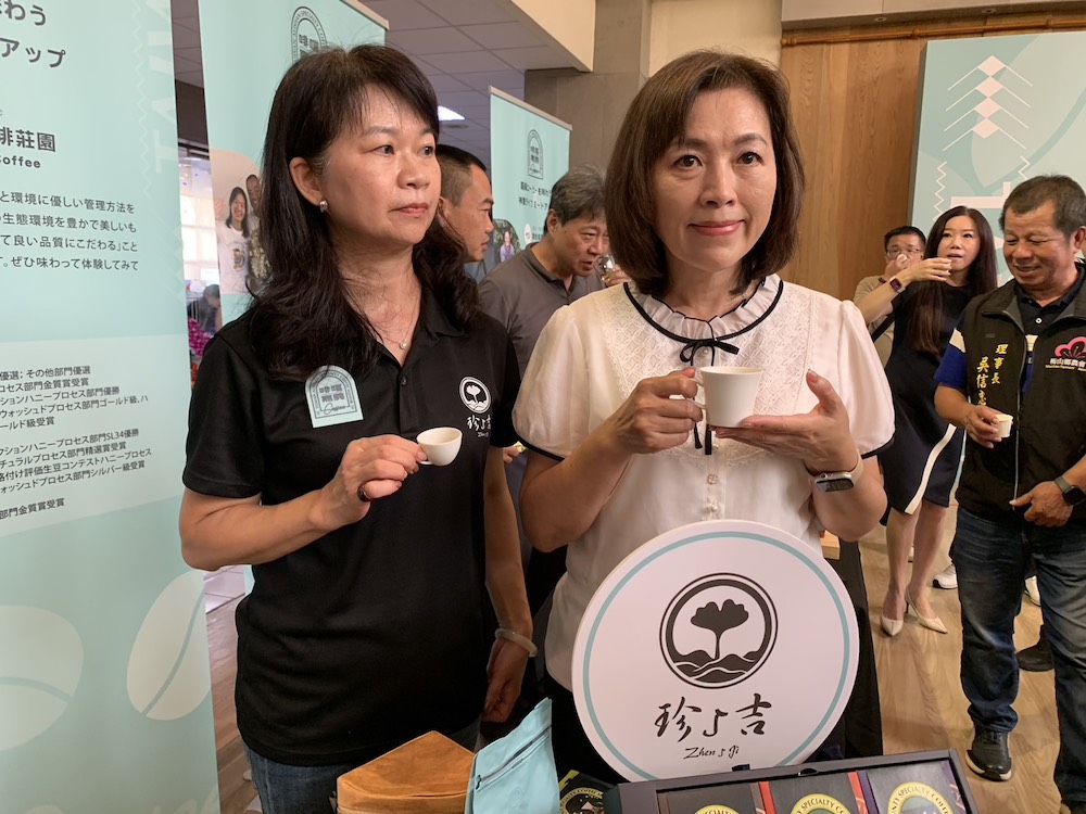 番路鄉趙幸芳總幹（左2）提到，番路鄉有多家五星咖啡莊園。（圖/記者陳惲朋攝）