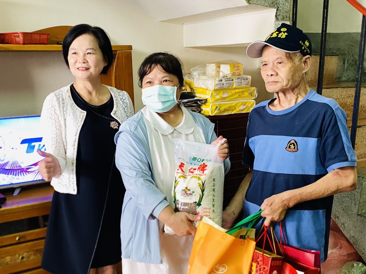▲鎮長蕭美文強調,這次的活動除了物資上的援助外,更重要的是「陪伴」與「心意的傳遞」。(記者陳雅琪攝)