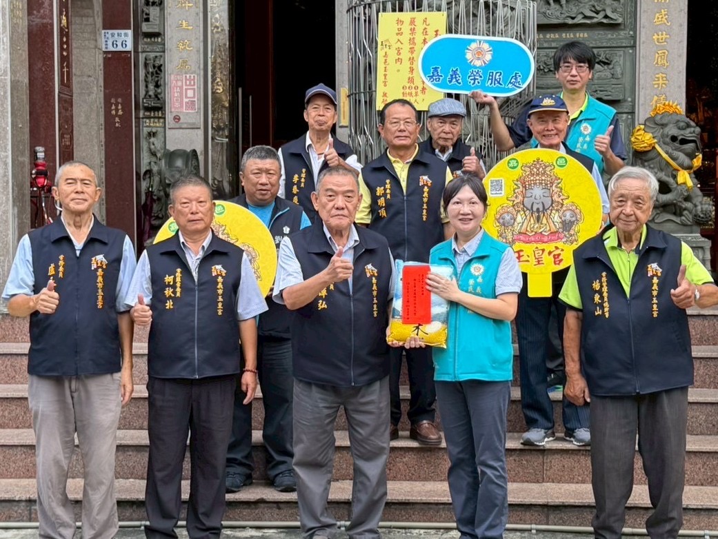 嘉義榮服處獲嘉邑玉皇宮捐善款,許淑菁處長回贈感謝狀。(圖/嘉義榮服處提供)