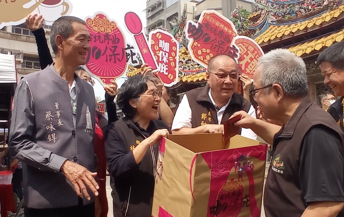 ▲「咖保庇靈籤濾掛包」,將咖啡與六十甲子籤詩巧妙結合,讓信眾在品味咖啡時同時獲得祈福與庇佑。(記者陳雅琪攝)