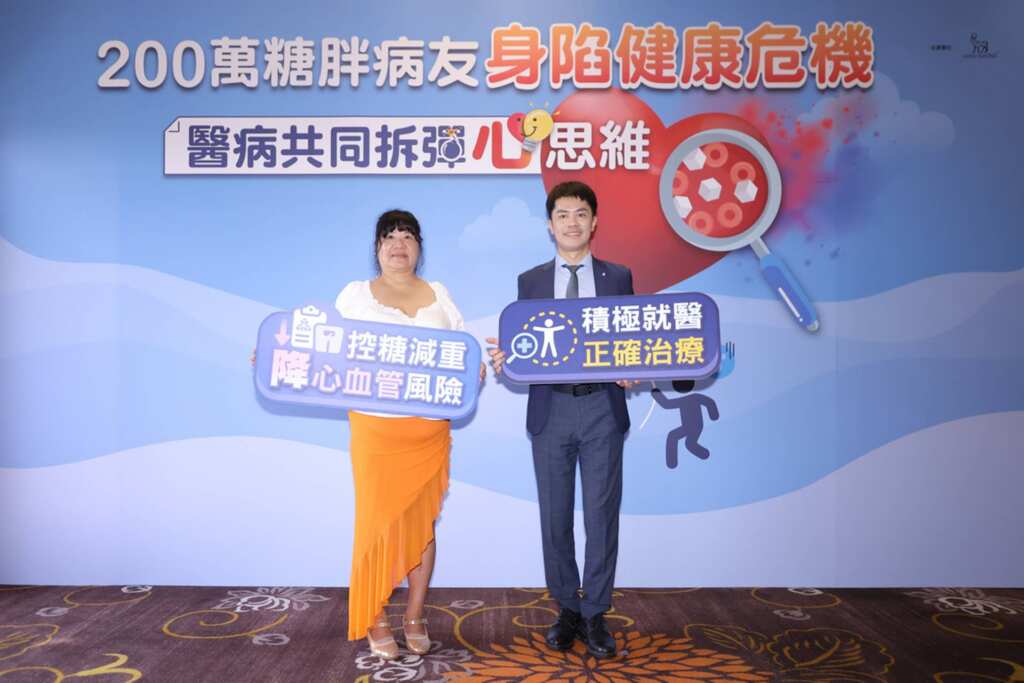 ▲糖胖症病友莊小姐 (左) 感謝 瑞東診所杜柏村院長 (右)，讓她有機會重拾健康主導權。（異象醫藥提供）