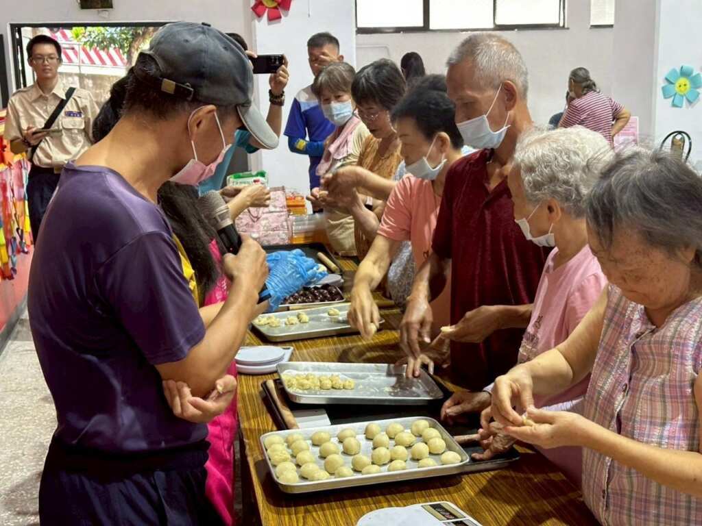 ▲彰化榮家迎中秋,邀樂多工作坊屈阿貞老師帶領長輩製作蛋黃酥。(彰化榮家提供)