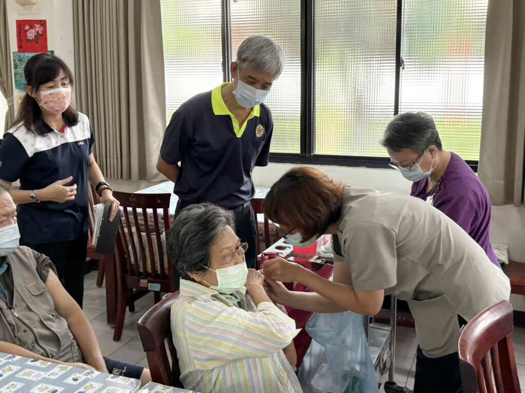▲中彰榮家啟動秋冬健康保衛戰,全面施打流感與COVID-19疫苗。(中彰榮家提供)