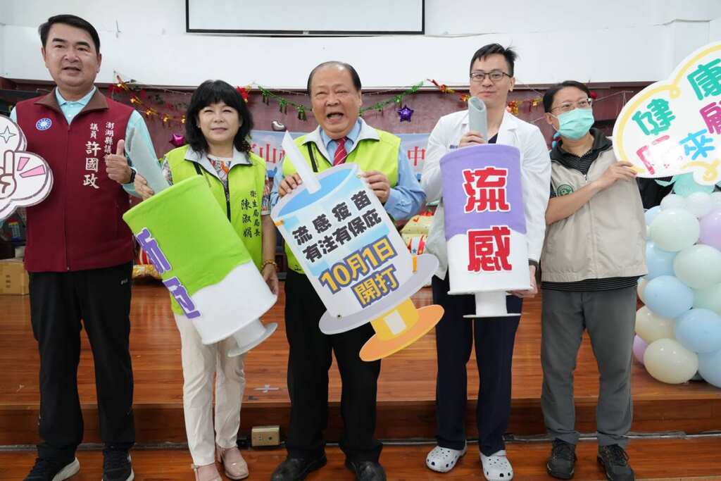 ▲「左流右新」疫苗分階段接種今日正式開打，澎湖縣長陳光復一早來到案山活動中心關心接種情形，與鄉親一起接種疫苗