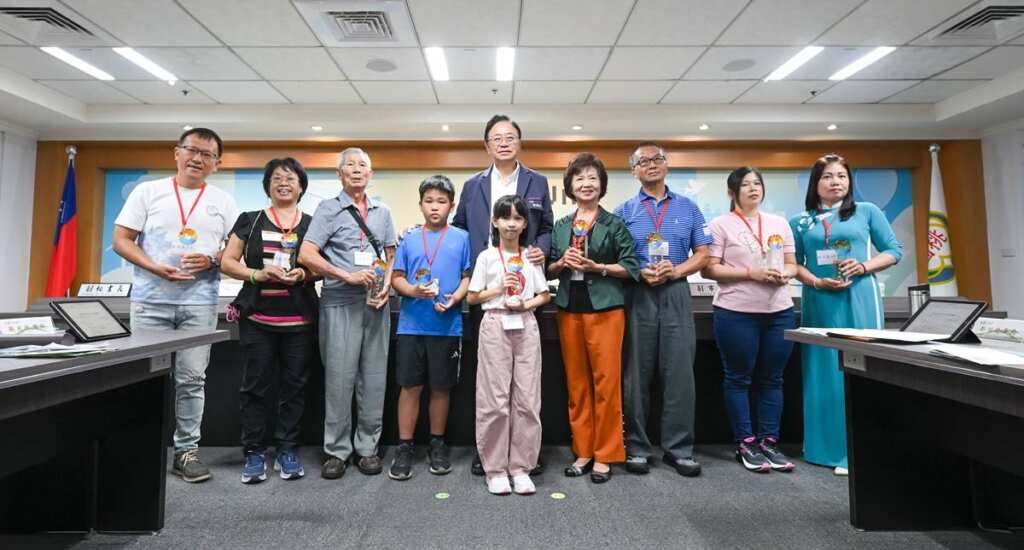 ▲桃園市長張善政今日上午主持市政會議，頒發「114年孝行獎孝行楷模」。