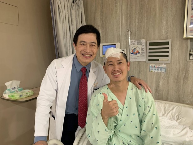 手術後與主治醫師合照(圖片來源:外勞芭 提供)