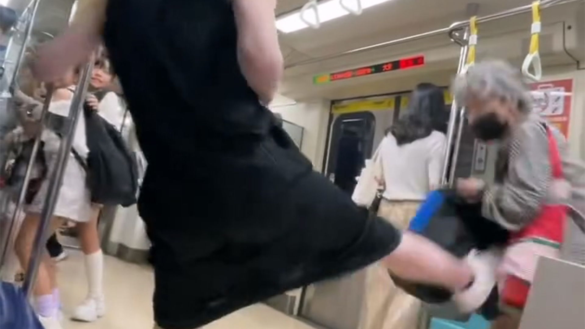年輕人和婦人在捷運發生衝突,苦苓逆風喊「婦人沒有錯」。