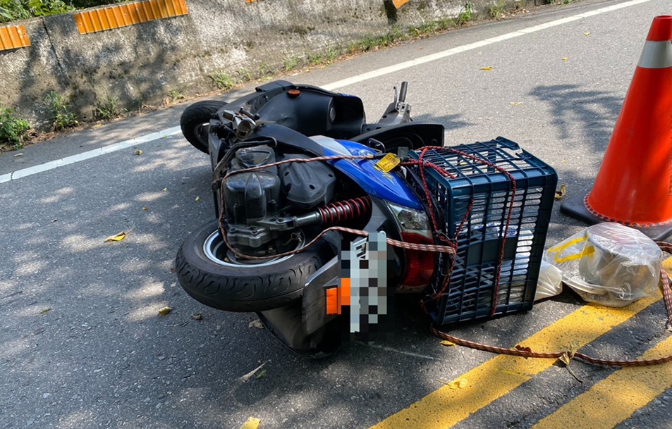 ▲圖說:男子駕駛機車行駛山間道路,不明原因自撞安全方向導引標誌牌,不幸當場死亡 (圖/台中市政府 提供)