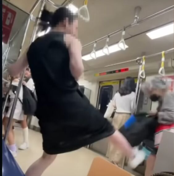 婦人北捷逼讓坐遭辮子哥踢飛 通緝犯身分曝光「大鬧超商又被逮」 268 婦人北捷逼讓坐遭辮子哥踢飛 通緝犯身分曝光「大鬧超商又被逮」 267
