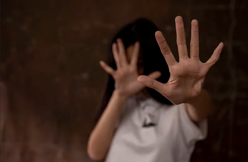 越南妹遭色酒客硬上未遂 逃3樓陽台發訊求救下一秒不慎墜樓 254 越南妹遭色酒客硬上未遂 逃3樓陽台發訊求救下一秒不慎墜樓 253